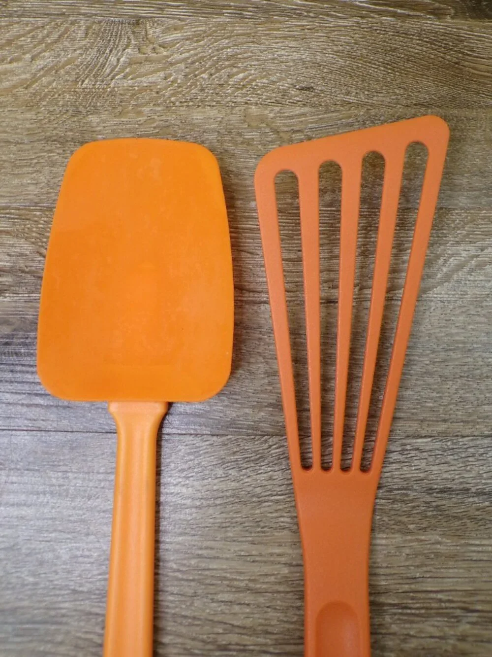 RACHAEL RAY Lot of 2 Orange/Tangerine Spatulas - Large Silicone Head & Slotted